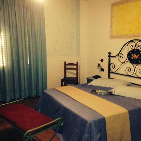 Hotel Oasi Da Paolo กัสเตลลุซโซ ภายนอก รูปภาพ