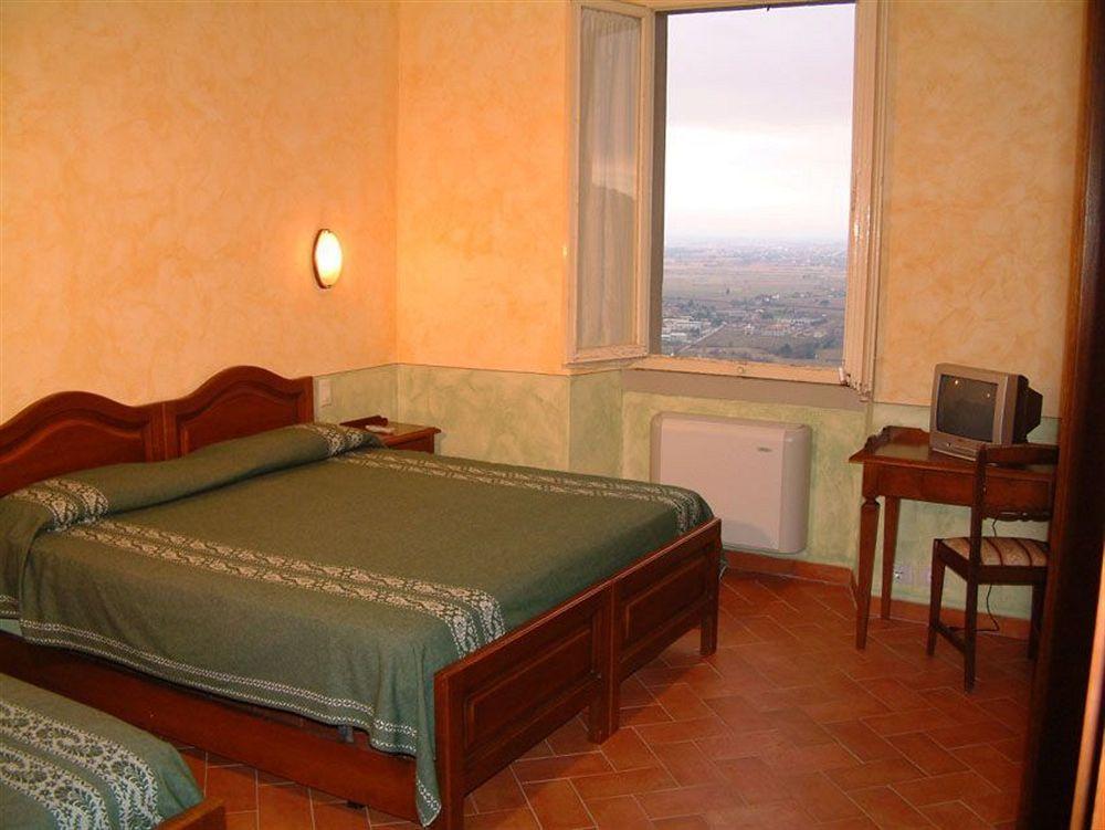 Hotel Oasi Da Paolo กัสเตลลุซโซ ห้อง รูปภาพ