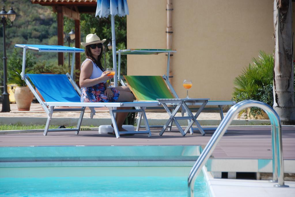 Hotel Oasi Da Paolo กัสเตลลุซโซ ภายนอก รูปภาพ