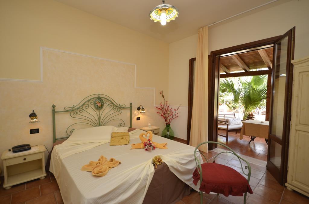 Hotel Oasi Da Paolo กัสเตลลุซโซ ภายนอก รูปภาพ