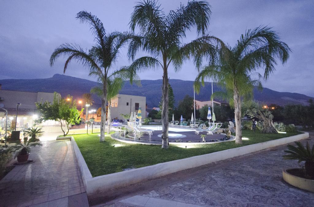 Hotel Oasi Da Paolo กัสเตลลุซโซ ภายนอก รูปภาพ