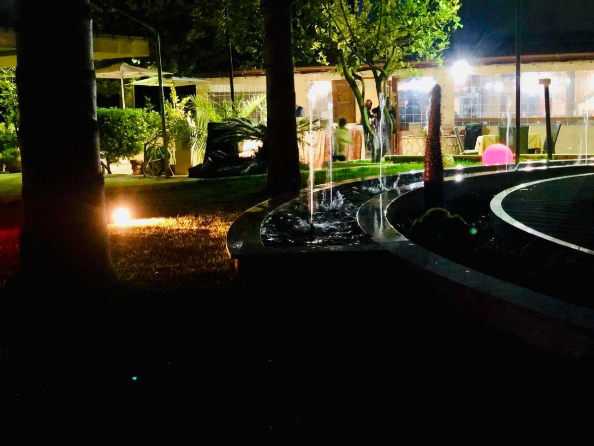 Hotel Oasi Da Paolo กัสเตลลุซโซ ภายนอก รูปภาพ