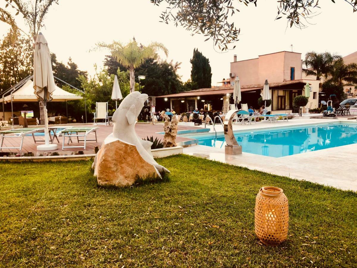Hotel Oasi Da Paolo กัสเตลลุซโซ ภายนอก รูปภาพ